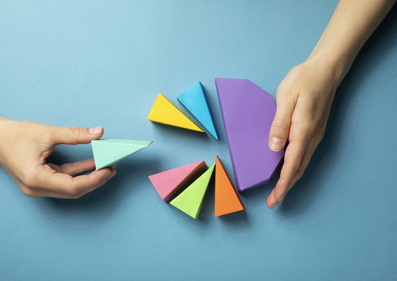 vue dessus mains du tableau pizzas